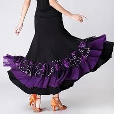 Vestido Flamenco Dickly: Elegancia Negra y Morada